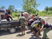 *Menembus Medan Sulit, Satgas TMMD Ke-128 Gotong Royong Distribusikan Peralatan ke Lokasi Sasaran Fisik*