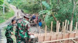 Garap 10 Jembatan Perintis Garuda, Babinsa Kodim Bojonegoro dan Masyarakat Gotong Royong Permudah Konektivitas Wilayah