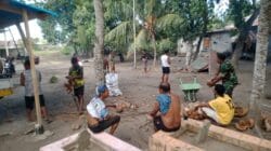 Babinsa Koramil 1505-01/Tidore Bantu Warga Kupas Kelapa untuk Tahlilan di Kelurahan Rum