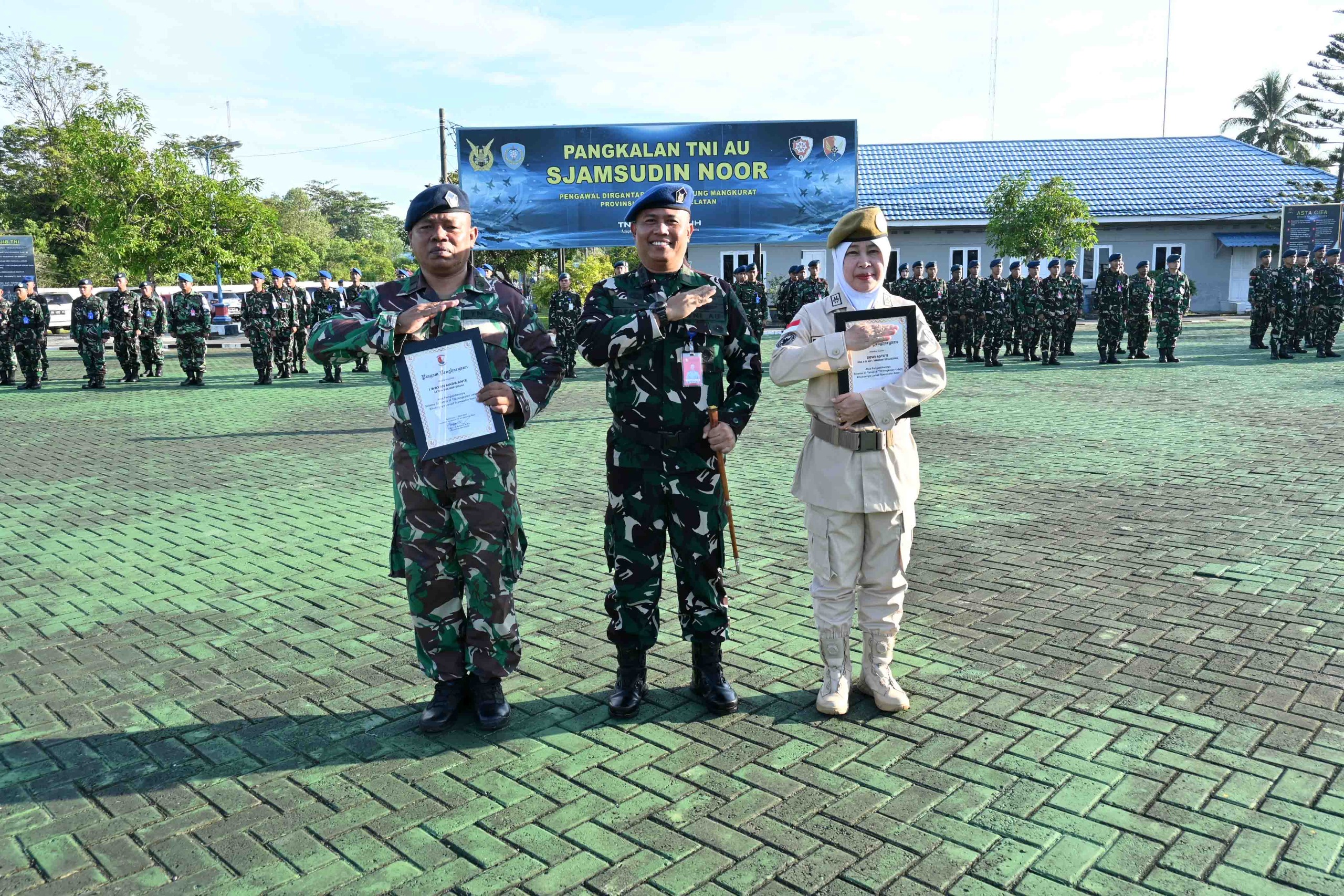 Mengakhiri Tugas dengan Kehormatan, Komandan Lanud Sjamsudin Noor Lepas Personel Terbaiknya