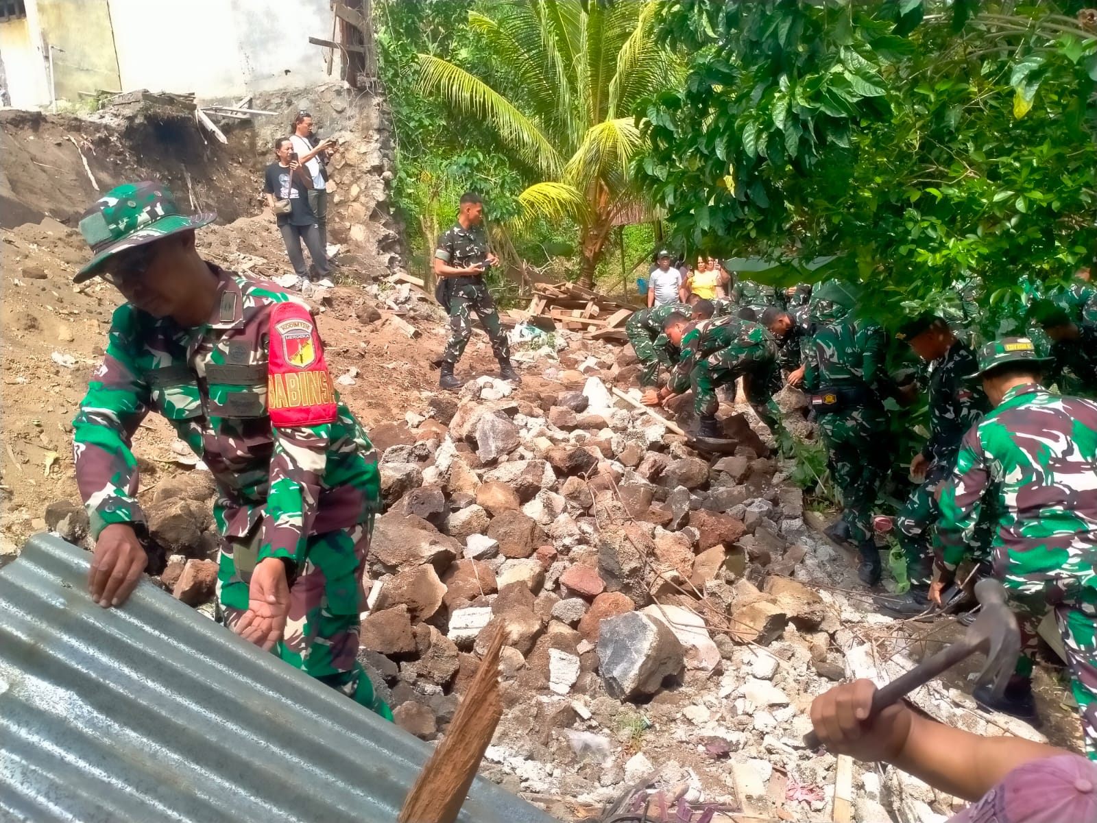 Reaksi Cepat Prajurit TNI Tangani Dampak Gempa M 7,6 di Sulawesi Utara