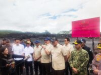 Panglima TNI Dampingi Menhan RI Tinjau Penertiban Lahan Tambang  di Kalteng