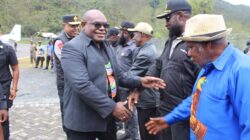 Kodim 1714/Puncak Jaya dan Polri Kawal Ketat Gubernur Papua Tengah Tinjau Korban Insiden Sinak, Instruksikan Status Tanggap Darurat dan Biaya Medis Ditanggung Penuh