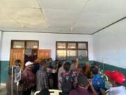 TNI-Polri Kawal Ketat Penyaluran Bantuan Pengungsi Kampung Kembru di Puncak Jaya