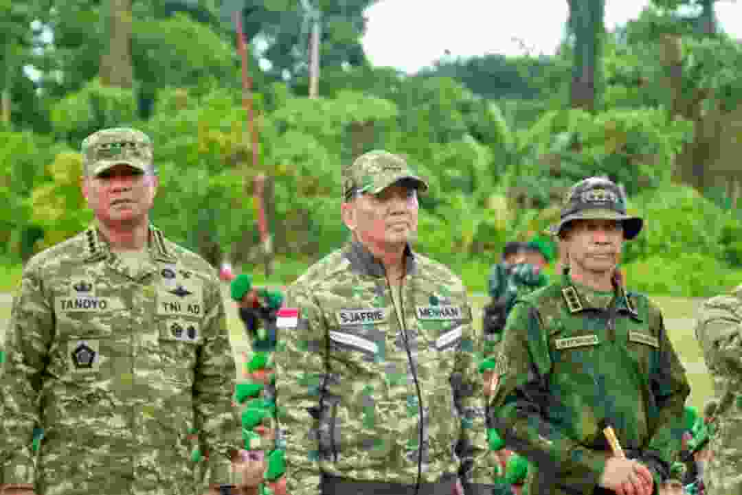 Wapang TNI Dampingi Menhan RI Tinjau Kesiapan Yonif TP 805/KSW di Papua Barat Wapang TNI Dampingi Menhan RI Tinjau Kesiapan Yonif TP 805/KSW di Papua Barat