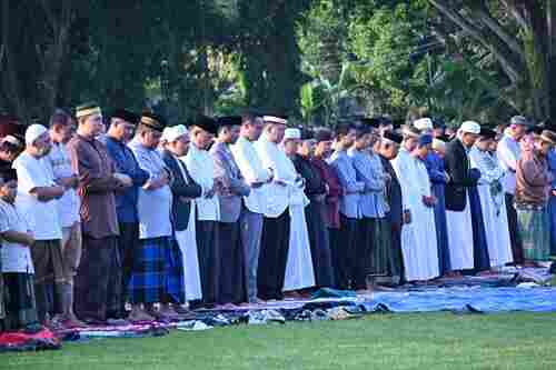 Idul Adha Penuh Makna di Lanud Sultan Hasanuddin, Ribuan Warga Ikuti Sholat Id dan Berbagi Kebahagiaan Melalui Kurban Idul Adha Penuh Makna di Lanud Sultan Hasanuddin, Ribuan Warga Ikuti Sholat Id dan Berbagi Kebahagiaan Melalui Kurban