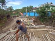Anggota Kodim 1505/Tidore Bersama Warga Pasang Mal untuk Persiapan Pengecoran Jembatan Garuda