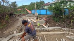 Anggota Kodim 1505/Tidore Bersama Warga Pasang Mal untuk Persiapan Pengecoran Jembatan Garuda