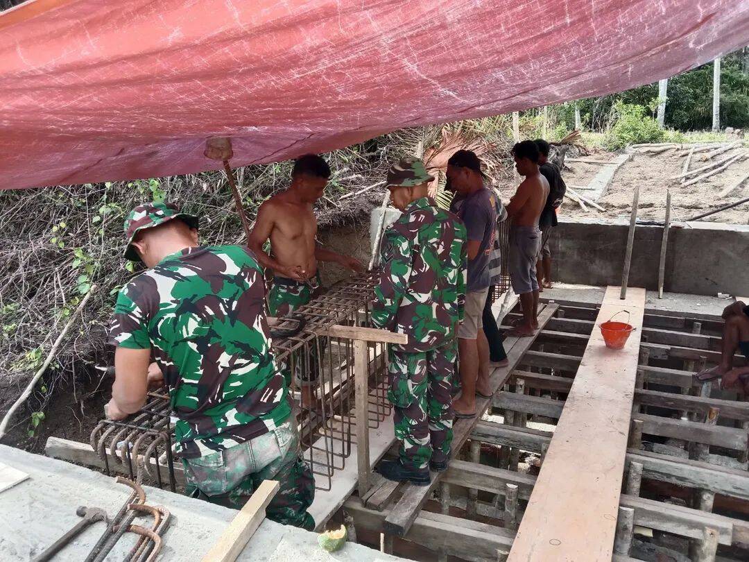 Anggota Kodim 1505/Tidore Bersama Warga Rakit Besi Persiapan Pengecoran Jembatan Garuda Anggota Kodim 1505/Tidore Bersama Warga Rakit Besi Persiapan Pengecoran Jembatan Garuda