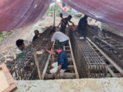 Anggota Kodim 1505/Tidore Bersama Masyarakat Buat Bakisting Gelagar Jembatan Garuda