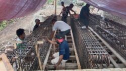 Anggota Kodim 1505/Tidore Bersama Masyarakat Buat Bakisting Gelagar Jembatan Garuda