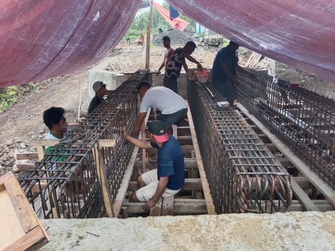 Anggota Kodim 1505/Tidore Bersama Masyarakat Buat Bakisting Gelagar Jembatan Garuda Anggota Kodim 1505/Tidore Bersama Masyarakat Buat Bakisting Gelagar Jembatan Garuda