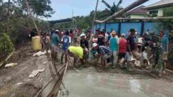 Kebersamaan Jadi Kekuatan, Personel Kodim 1505/Tidore dan Warga Gotong Royong Cor Lantai Jembatan Garuda