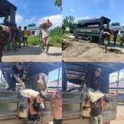Dengan Penuh Antusias Warga Bantu Angkat Semen di Lokasi TMMD Ke-128 Kodim 1801/Manokwari