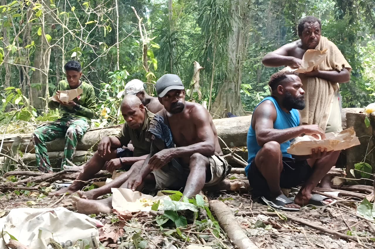 Di Balik Nasi Bungkus Ada Kebersamaan :  TMMD Ke-128 di Kampung Tanah Rubuh, Tanpa Sekat Tanpa Batas