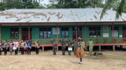 Antusiasme Tinggi Warnai Upacara Hardiknas di SD Naena Kekwa Bersama Satgas TMMD Kodim 1710/Mimika