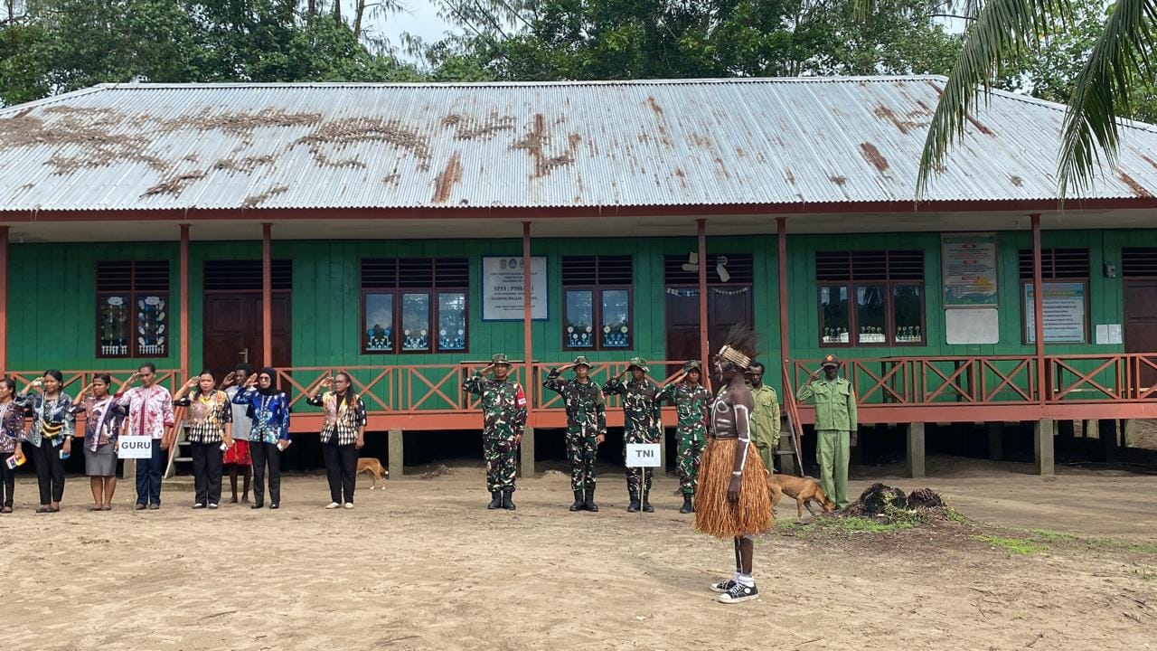 Antusiasme Tinggi Warnai Upacara Hardiknas di SD Naena Kekwa Bersama Satgas TMMD Kodim 1710/Mimika