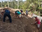 Kodim 1505/Tidore dan Warga Bahu Membahu Timbun Pondasi Jembatan Garud