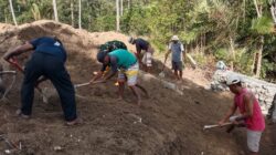 Kodim 1505/Tidore dan Warga Bahu Membahu Timbun Pondasi Jembatan Garud