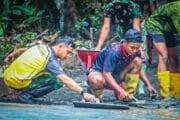 Percepat Pengecoran Jalan, Satgas TMMD ke-128 Kodim 1801/Manokwari Gotong Royong Gunakan Molen