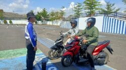 Pelayanan Jemput Bola, Polantas Tuban Menyapa Edukasi SIM dan STNK Warga