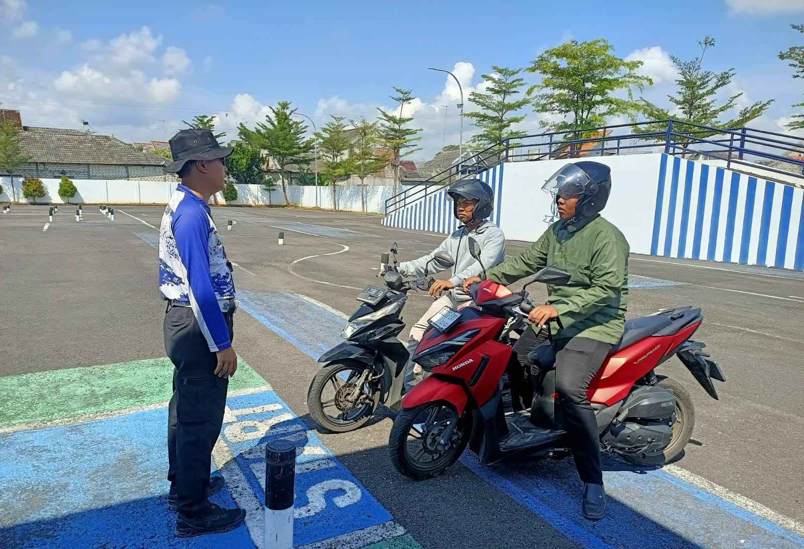 Pelayanan Jemput Bola, Polantas Tuban Menyapa Edukasi SIM dan STNK Warga Pelayanan Jemput Bola, Polantas Tuban Menyapa Edukasi SIM dan STNK Warga