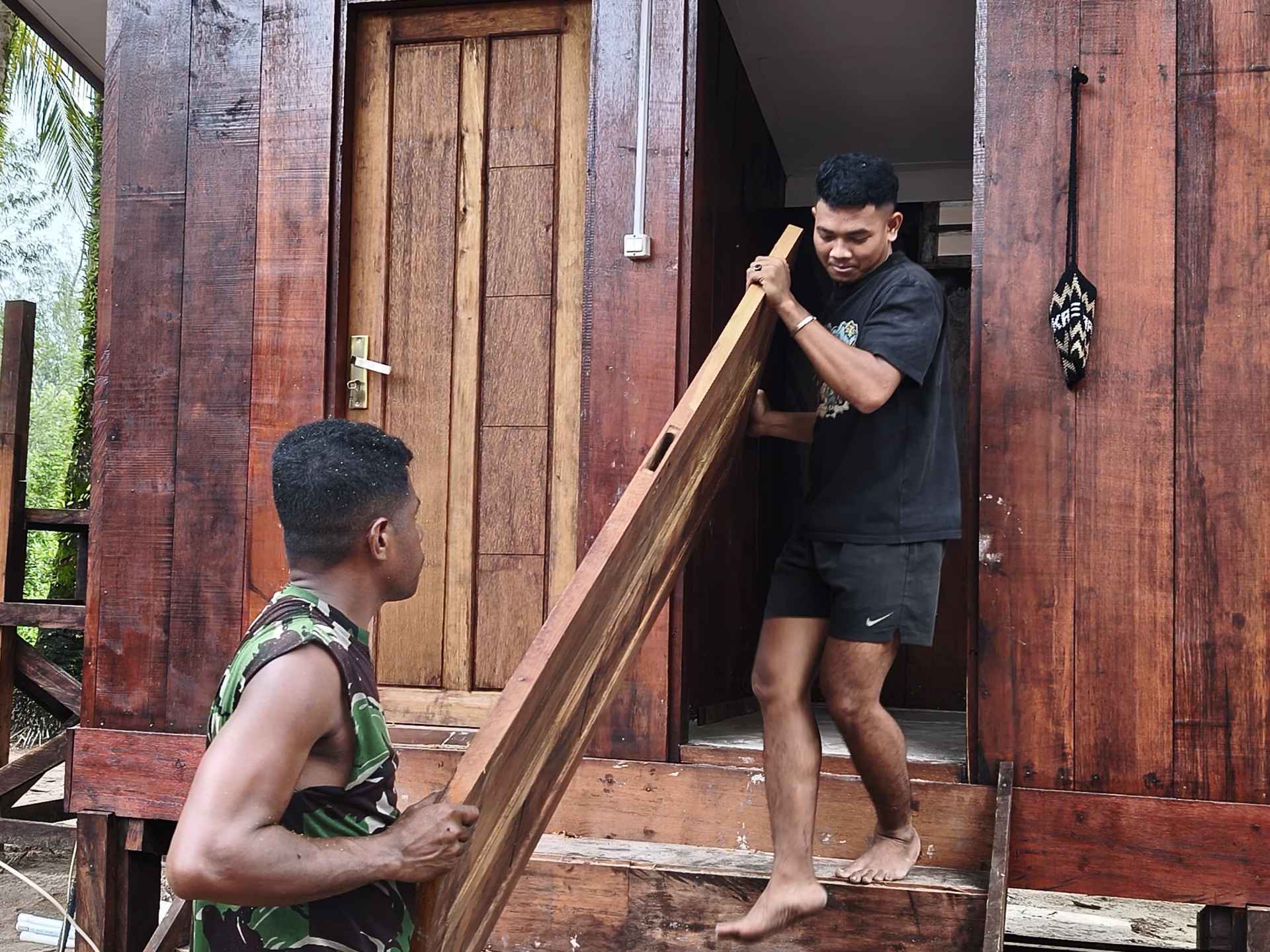 Satgas TMMD Tuntaskan Pemasangan Pintu MCK Umum di Kampung Keakwa