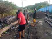 Personel Kodim 1505/Tidore dan Warga Lanjutkan Perakitan Besi Jembatan Garuda