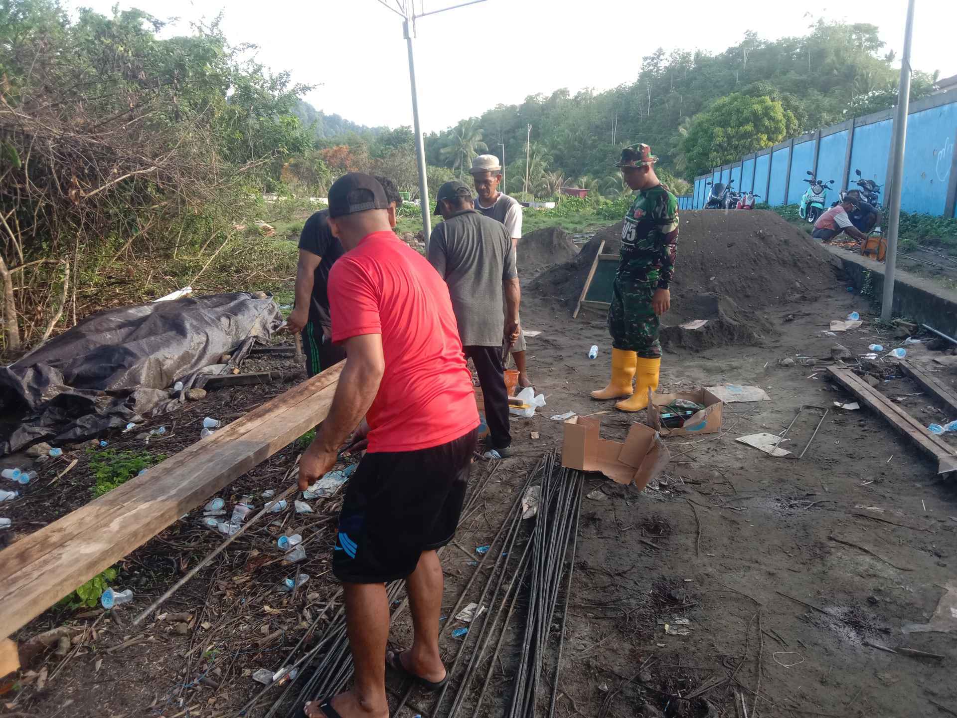 Personel Kodim 1505/Tidore dan Warga Lanjutkan Perakitan Besi Jembatan Garuda Jembatan