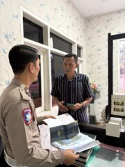 Inovasi Polantas Tuban: Layanan Administrasi Kendaraan di Tengah Aktivitas Warga