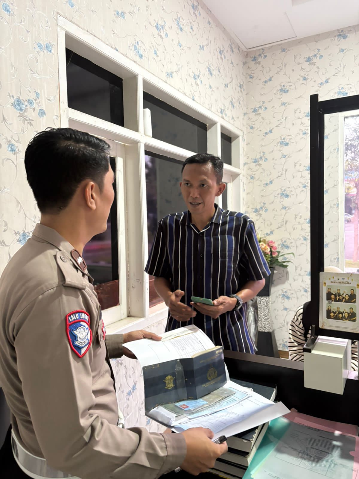 Inovasi Polantas Tuban: Layanan Administrasi Kendaraan di Tengah Aktivitas Warga