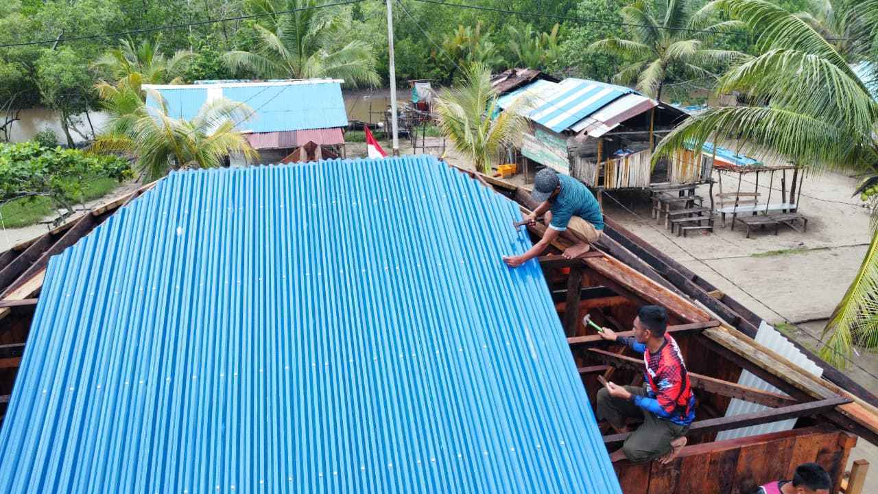 Satgas TMMD Ke-128 Kodim 1710/Mimika Genjot Pembangunan 5 Unit Rumah di Kampung Keakwa, Fokus Pemasangan Atap Rumah