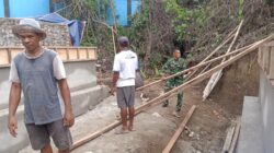 Anggota Kodim 1505/Tidore Bersama Warga Pasang Besi dan Papan Cor Jembatan Garuda