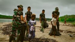 Aksi Bersih Pantai Keakwa oleh Satgas TMMD Kodim 1710/Mimika
