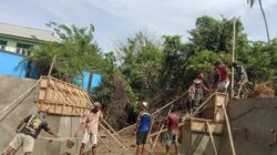 Personel Kodim 1505/Tidore Bersama Warga Percepat Pembangunan Jembatan Garuda 
