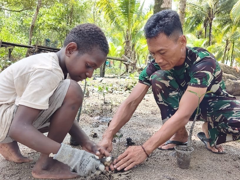 Satgas TMMD Kodim 1710/Mimika Tanamkan Kepedulian Lingkungan Lewat Penanaman Mangrove Bersama Anak-Anak Satgas TMMD Kodim 1710/Mimika Tanamkan Kepedulian Lingkungan Lewat Penanaman Mangrove Bersama Anak-Anak