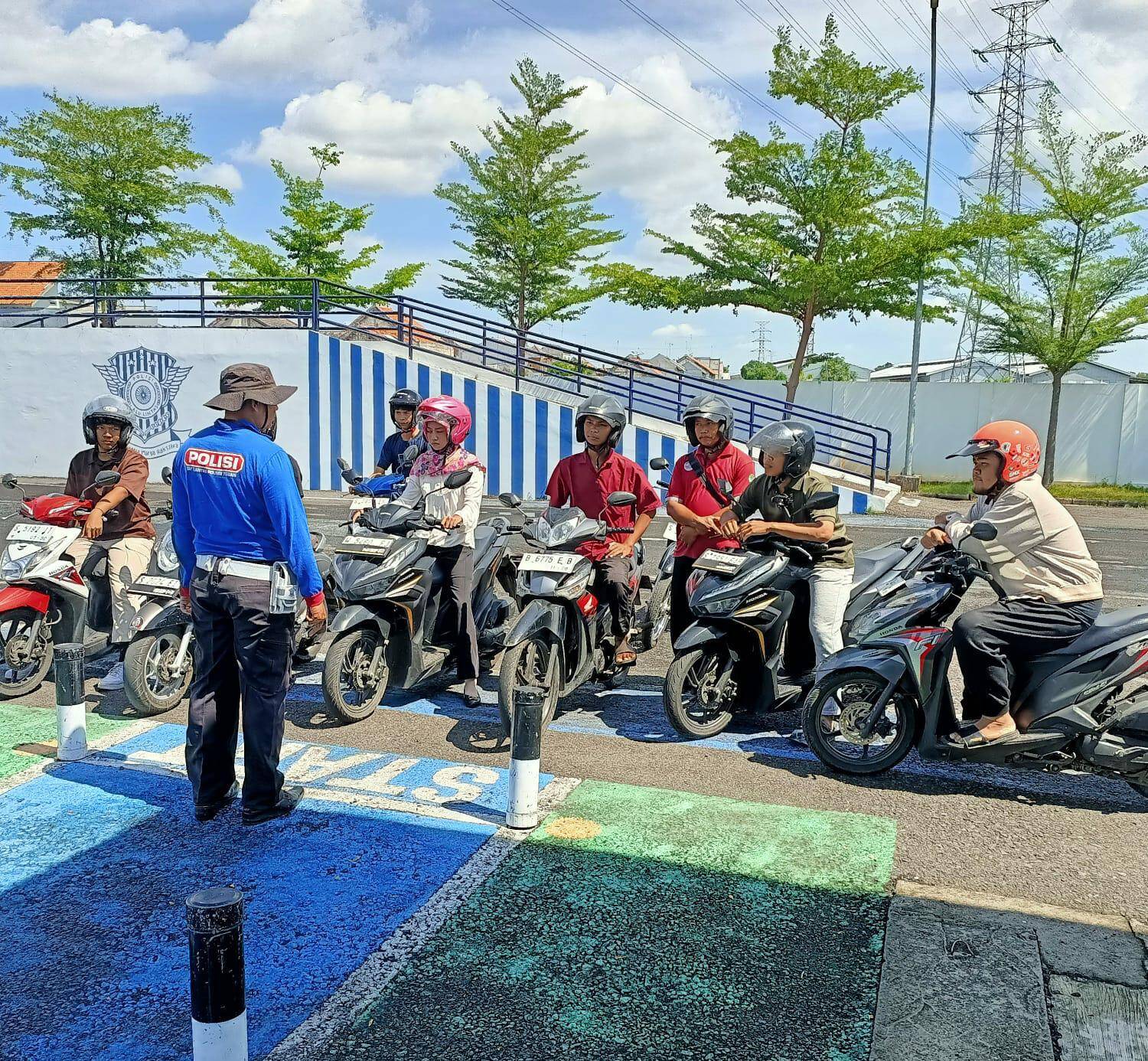 Polantas Tuban Diserbu Pertanyaan SIM, Pengendara Rela Menepi Mendadak Polantas Tuban Diserbu Pertanyaan SIM, Pengendara Rela Menepi Mendadak