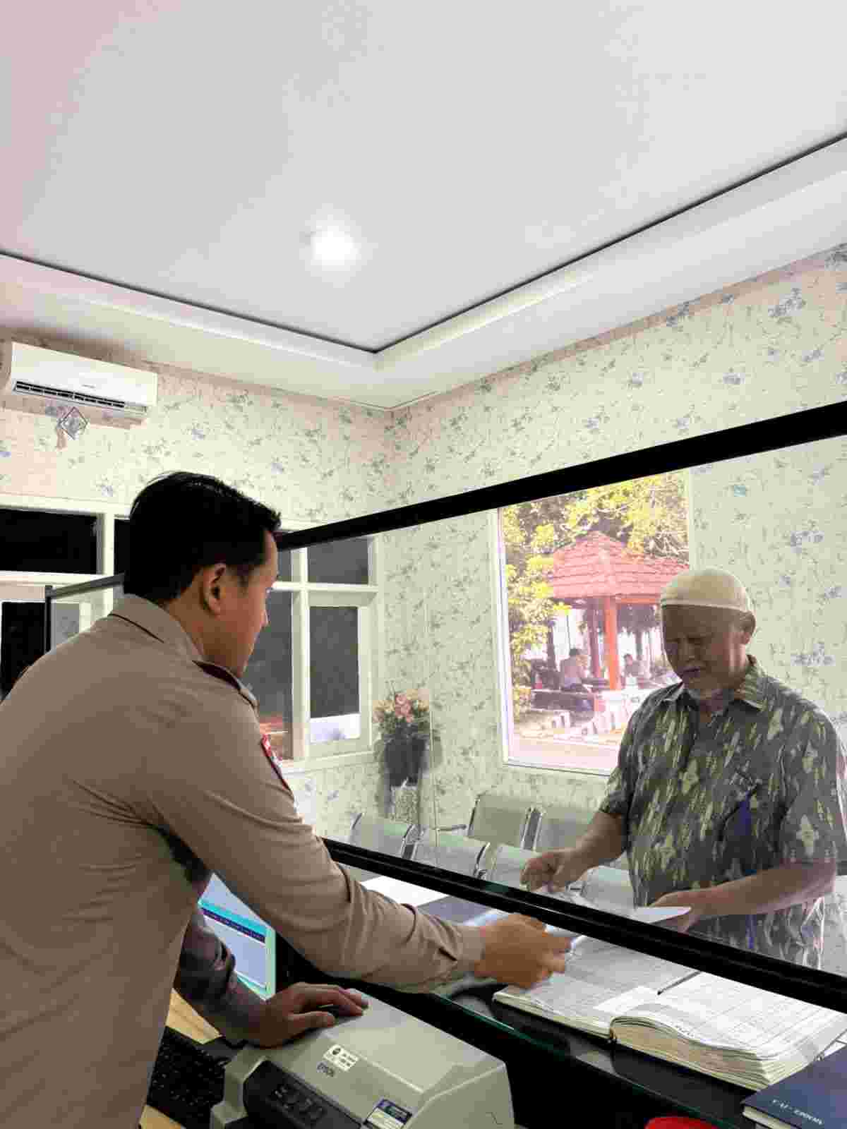Polantas Tuban Diserbu Pengendara, Obrolan BPKB Bikin Warga Lega Polantas Tuban Diserbu Pengendara, Obrolan BPKB Bikin Warga Lega