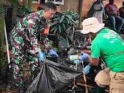 Gotong Royong Bersihkan Kali, Babinsa Timika Turun Langsung