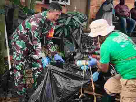 Gotong Royong Bersihkan Kali, Babinsa Timika Turun Langsung Gotong Royong Bersihkan Kali, Babinsa Timika Turun Langsung