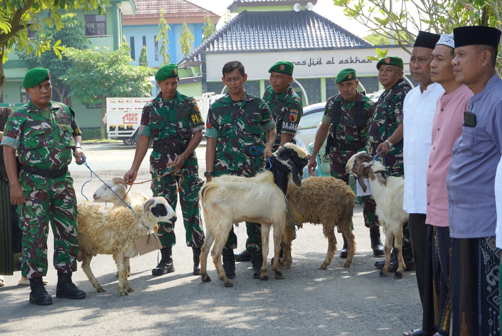 Semangat Berbagi di Idul Adha, Kodim Bojonegoro Salurkan Daging Kurban Semangat Berbagi di Idul Adha, Kodim Bojonegoro Salurkan Daging Kurban
