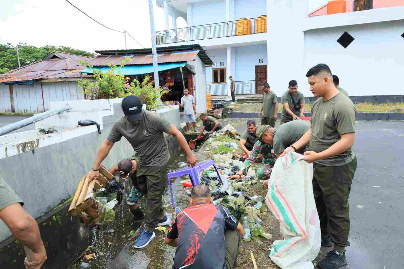 Kodim 1505/Tidore Gelorakan Budaya Bersih Lewat Aksi Jum’at Berkah Kodim 1505/Tidore Gelorakan Budaya Bersih Lewat Aksi Jum’at Berkah