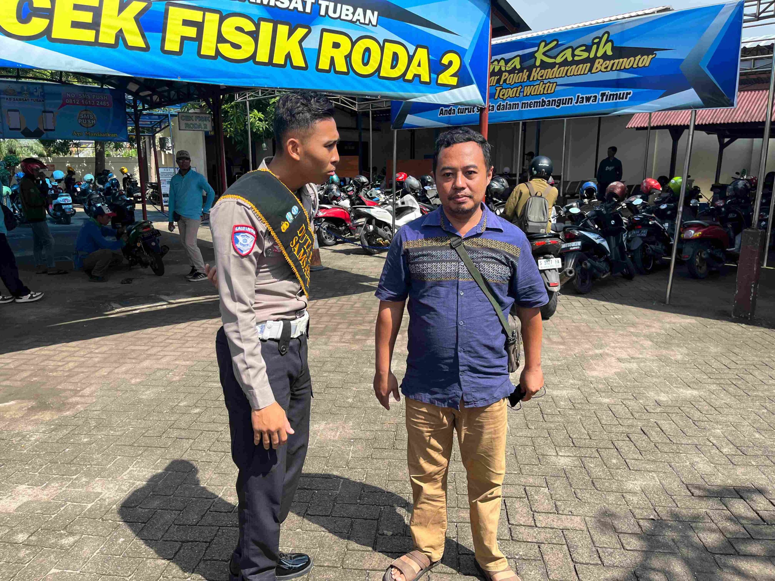 Nggak Perlu Kantor! Warga Tuban Bisa Tanya Pajak Motor & SIM Langsung di Jalan Nggak Perlu Kantor! Warga Tuban Bisa Tanya Pajak Motor & SIM Langsung di Jalan
