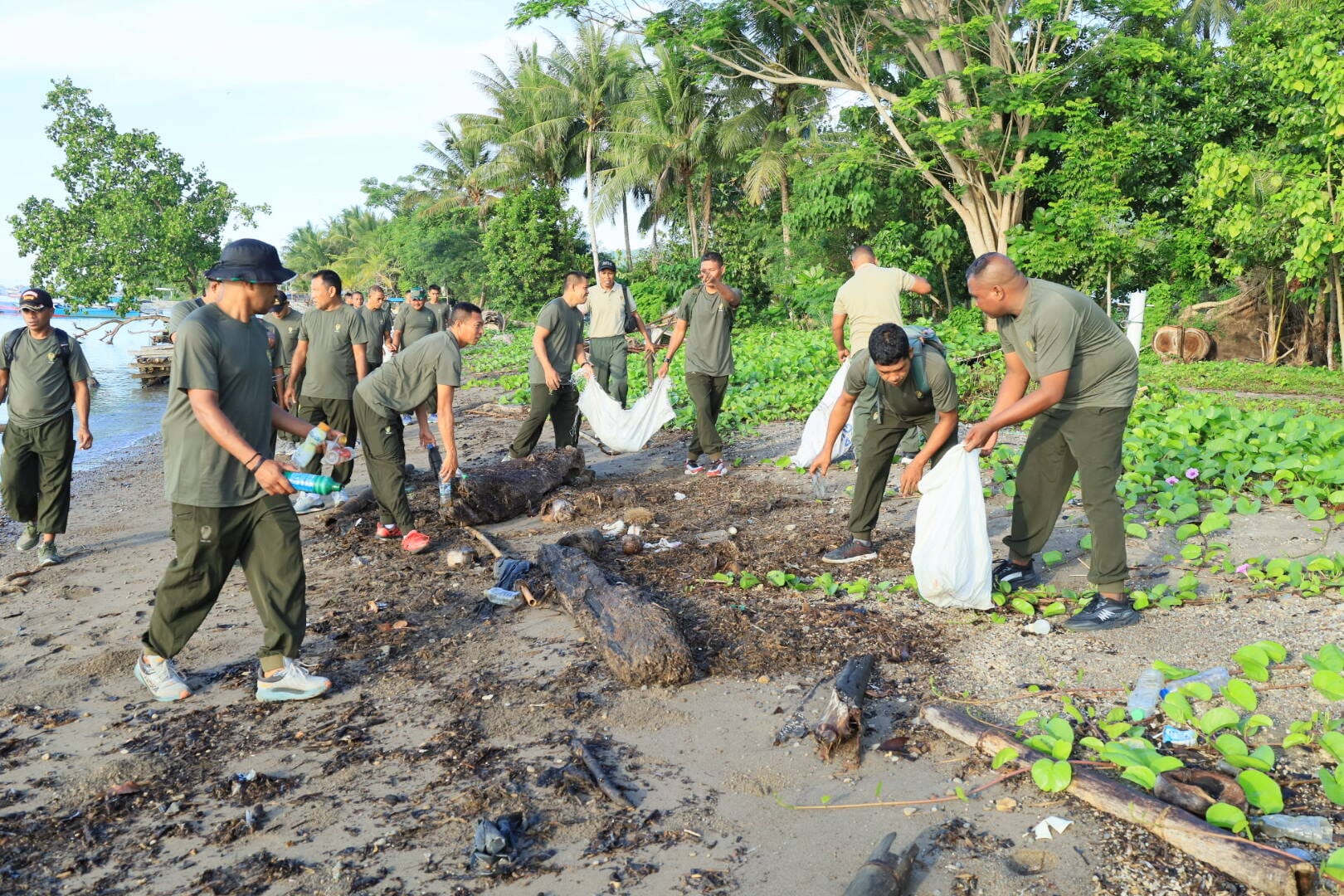 Bersihkan Pantai, Kodim 1505/Tidore Tunjukkan Kepedulian terhadap Lingkungan Pesisir Bersihkan Pantai, Kodim 1505/Tidore Tunjukkan Kepedulian terhadap Lingkungan Pesisir