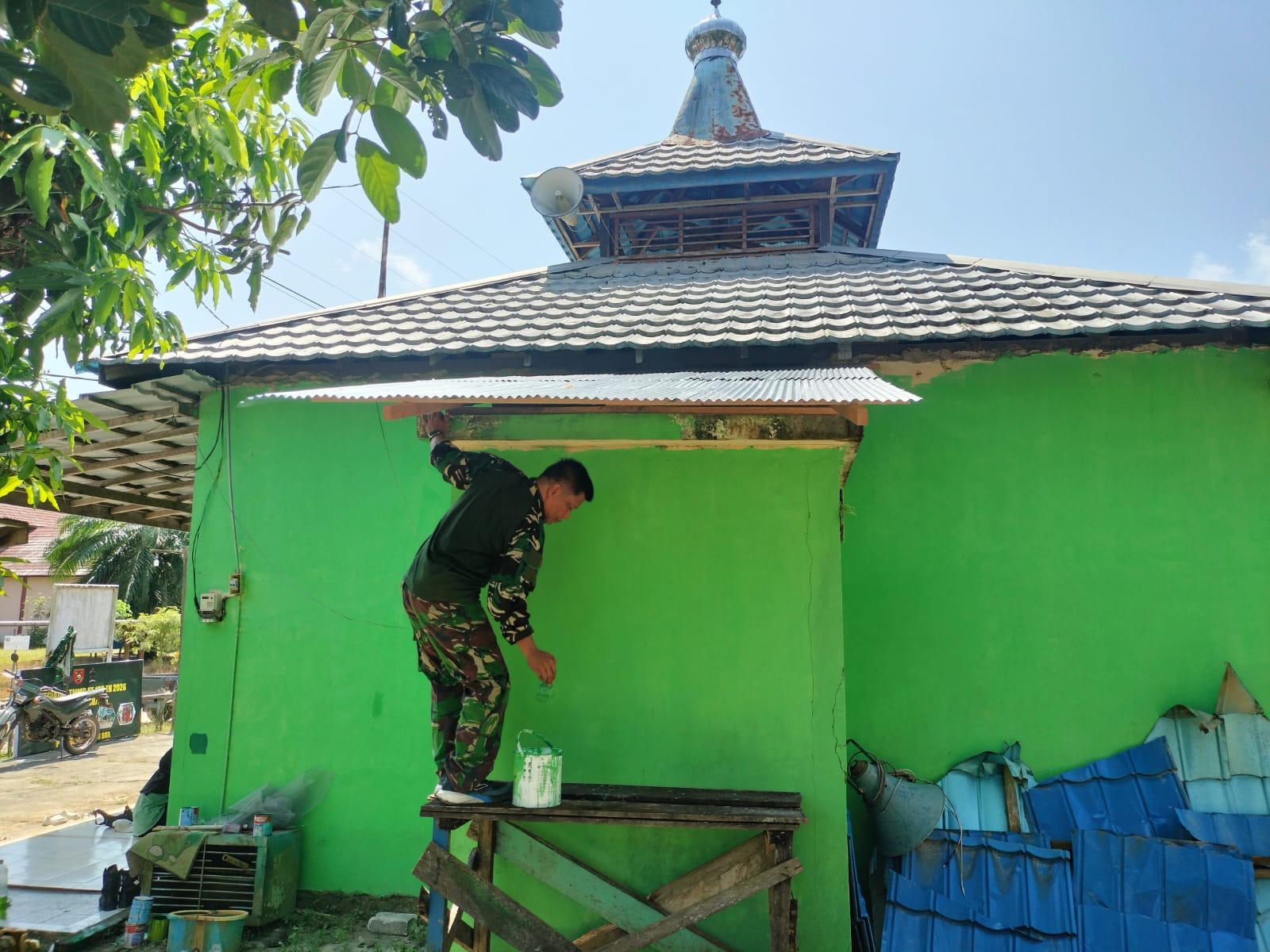 Satgas TMMD Ke-128 Kodim 0908/Bontang Laksanakan Pengecatan Mushola Al Ikhlas sebagai Sasaran Tambahan