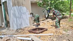 Pembangunan MCK Program TMMD Ke-128 Kodim 0908/Bontang di Desa Sidomulyo Memasuki Tahap Pemasangan Atap