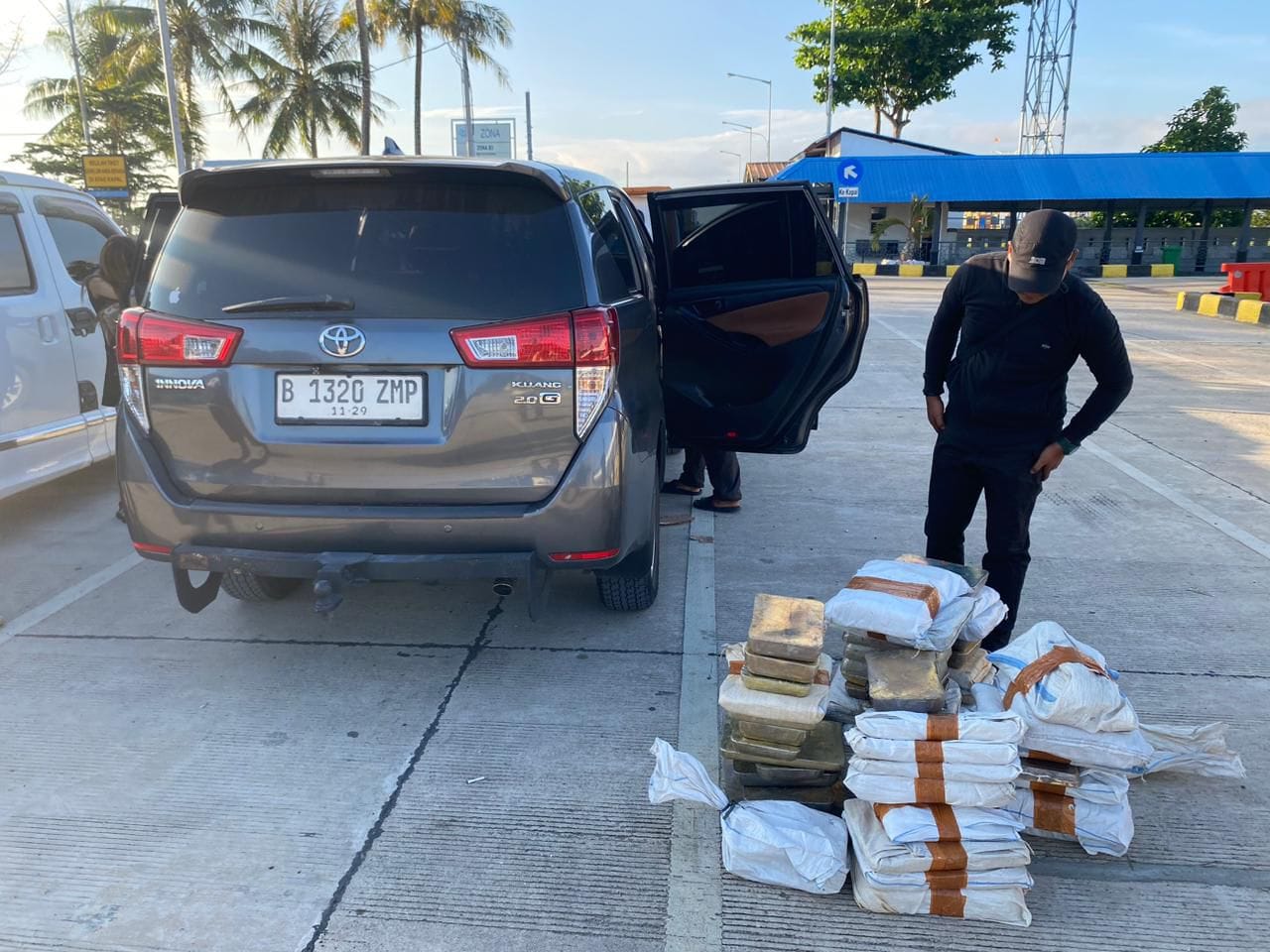Gagalkan Penyelundupan 1,2 Ton Timah Ilegal, Satlap Tri Cakti bersama Tim Intelrem 045/Gaya Amankan 3 Terduga Pelaku di Pelabuhan Tanjung Kalian