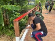 TNI dan Warga Kompak, Pembangunan Jembatan TMMD Ke-128 Kodim 0908/Bontang Memasuki Tahap Pengecatan