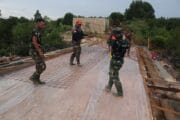 Tahap Penting Pembangunan Jalan, Satgas TMMD 128, Kodim 0908/Bontang Pasang Wiremesh di Lokasi Sasaran