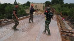 Tahap Penting Pembangunan Jalan, Satgas TMMD 128, Kodim 0908/Bontang Pasang Wiremesh di Lokasi Sasaran